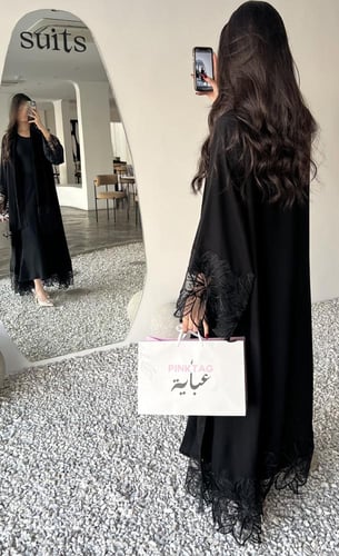 كلوش تطريز ورود على الأكمام والطرحه ومن الاسفل