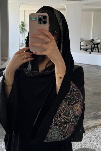 كريب ملكي تطريز هندي على الأكمام