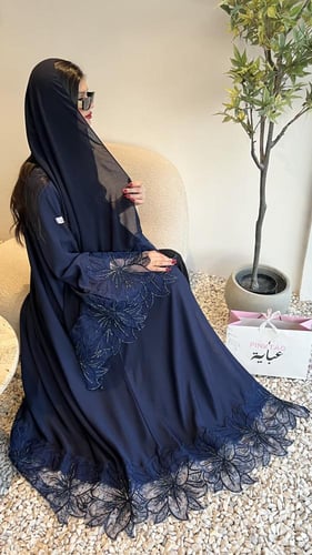 كلوش تطريز ورود على الأكمام والطرحه ومن الاسفل