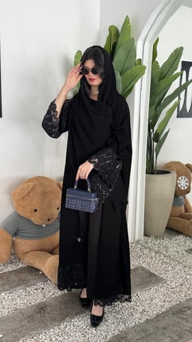 كريب ملكي كلوش وتطريز على الأكمام ومن الاسفل