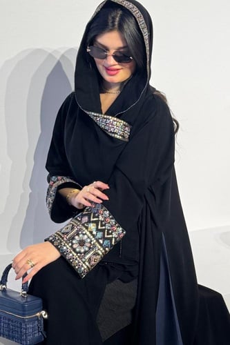 كريب ملكي بتطريز هندي على الأكمام ومن الاسفل