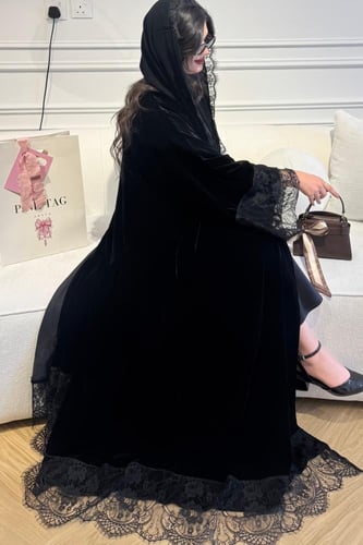 كريب أو مخمل بدانتيل على الأكمام ومن الأسفل