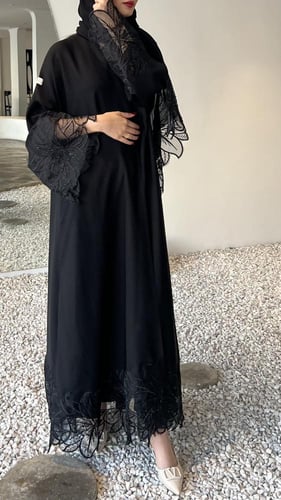 كلوش تطريز ورود على الأكمام والطرحه ومن الاسفل