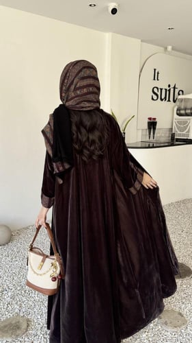 مخمل بني كلوش بكم كشميري وطرحه بوجهين(درة)