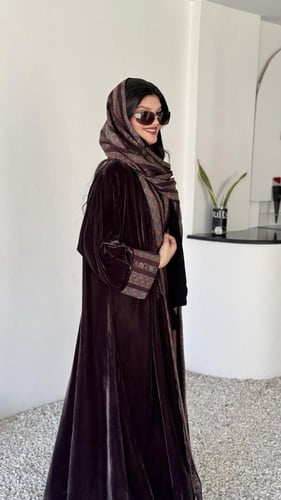 مخمل بني كلوش بكم كشميري وطرحه بوجهين(درة)