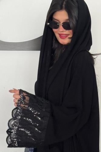 كريب ملكي كلوش وتطريز على الأكمام ومن الاسفل