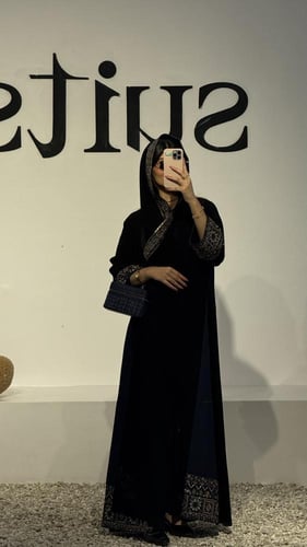 كريب ملكي بتطريز هندي على الأكمام ومن الاسفل