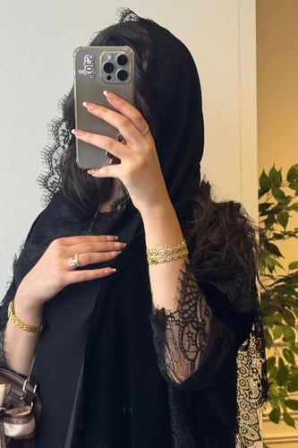 طرحه سوداء بطرف دانتيل أسود