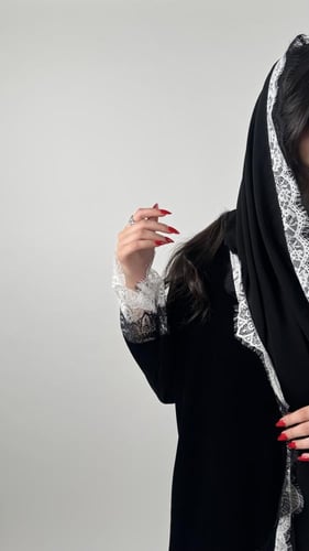 كريب أو مخمل بدانتيل على الأكمام ومن الأمام