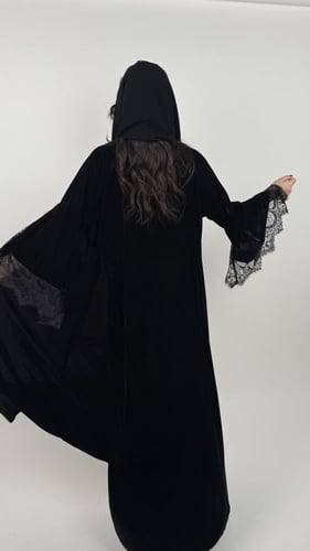 كريب أو مخمل بدانتيل أسود