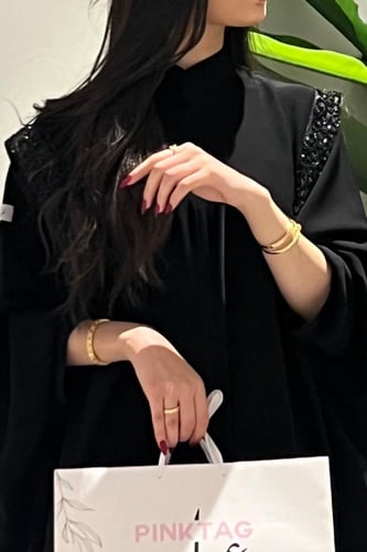 كريب ملكي بشت بتطريز يدوي على الكتف