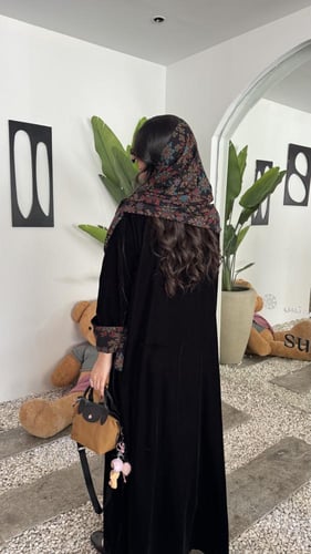 مخمل كلوش بكم كشميري وطرحه بوجهين( عطرة)