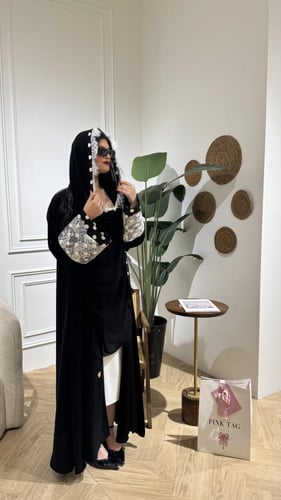 قماش منقط مع دانتيل على الأكمام