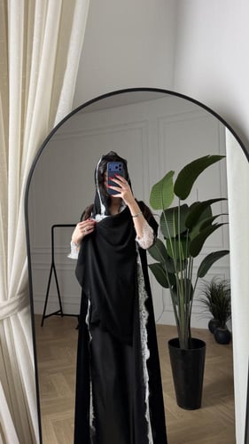 كريب أو مخمل بدانتيل على الأكمام ومن الأمام