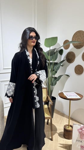 قماش منقط مع دانتيل على الأكمام