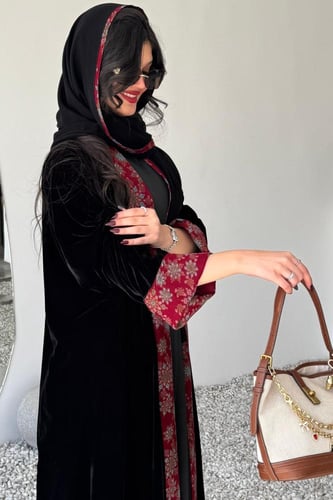 كريب أو مخمل كلوش بكم كشميري وطرحه بوجهين( كادي )