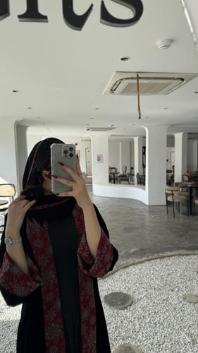 كريب أو مخمل كلوش بكم كشميري وطرحه بوجهين( كادي )