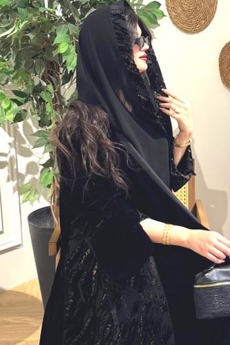 مخمل مع مخمل اسود شيفون مبطن من الجوانب و الأكمام
