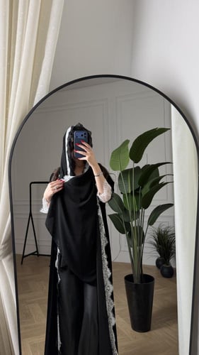 كريب أو مخمل بدانتيل على الأكمام ومن الأمام