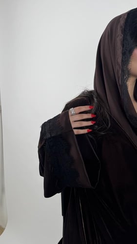 مخمل بني بدانتيل على الأكمام ومن الأمام