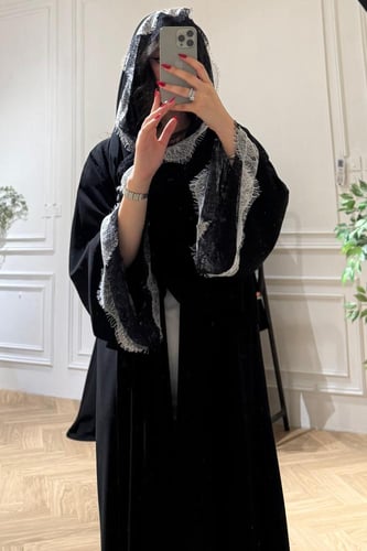 دانتيل أبيض وأسود على الأكمام