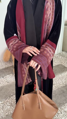 مخمل كلوش بكم كشميري وطرحه بوجهين (عفرا)