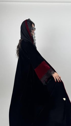 كريب أو مخمل أسود بدانتيل على الأكمام