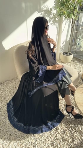 كريب ملكي كلوش تطريز على الأكمام والطرحه ومن الاسف...