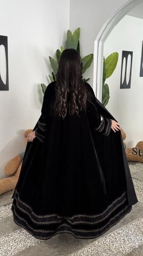 كريب ملكي مخمل كلوش تطريز على الأكمام والطرحه ومن...