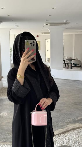 ركامه منقطة من الأمام والأكمام