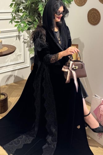 كريب أو مخمل بدانتيل على الأكمام ومن الأمام والخلف...