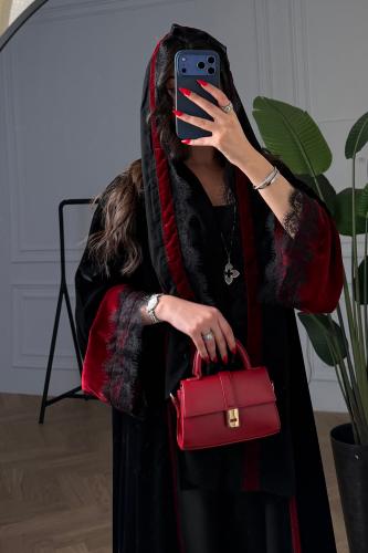 كريب أو مخمل أسود بدانتيل على الأكمام