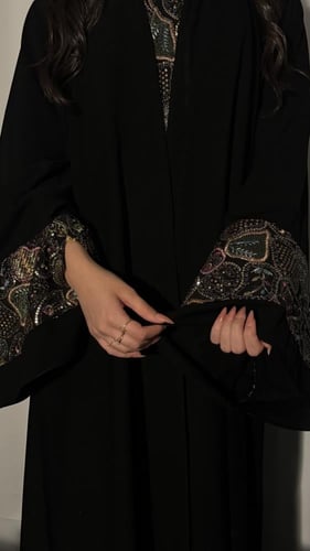 كريب ملكي تطريز هندي على الأكمام