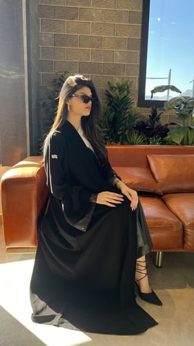 كلوش وسط وخرز ذهبي ناعم على الكم