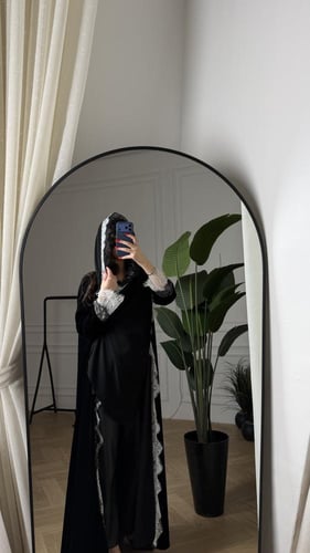 كريب أو مخمل بدانتيل على الأكمام ومن الأمام