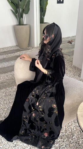 مخمل مع مخمل اسود شيفون مبطن من الجوانب و الأكمام