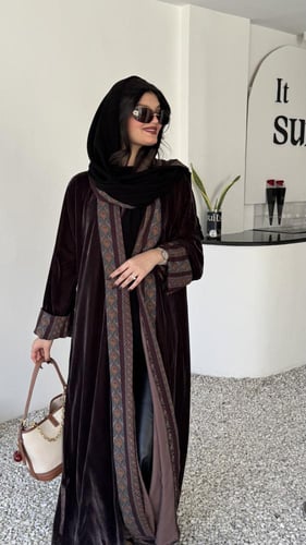 مخمل بني كلوش بكم كشميري وطرحه بوجهين(درة)