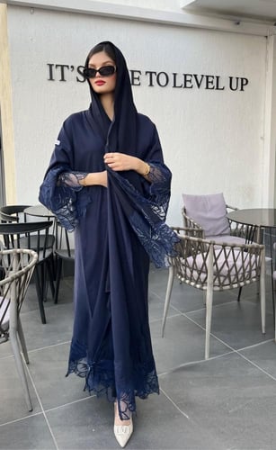 كلوش تطريز ورود على الأكمام والطرحه ومن الاسفل