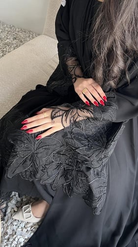 كلوش تطريز ورود على الأكمام والطرحه ومن الاسفل