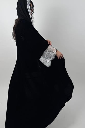 كريب أو مخمل بدانتيل أبيض