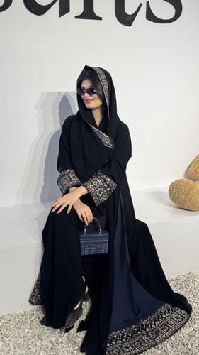 كريب ملكي بتطريز هندي على الأكمام ومن الاسفل