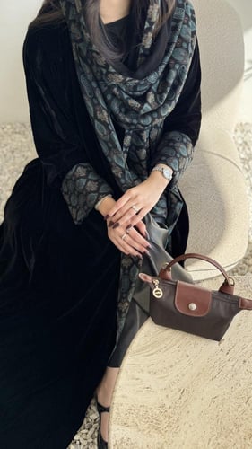 مخمل كلوش بكم كشميري وطرحه بوجهين( كوثر )