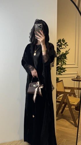 كريب أو مخمل بدانتيل على الأكمام ومن الأمام والخلف...