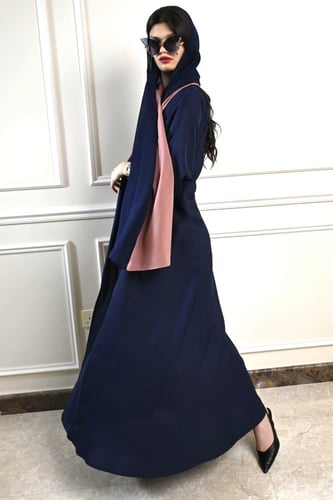 كلوش كحلي بأزرار على الأكمام