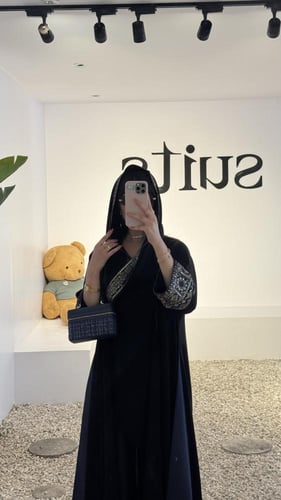 كريب ملكي بتطريز هندي على الأكمام ومن الاسفل