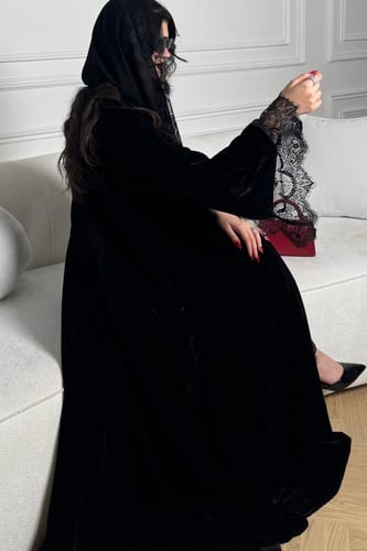 كريب أو مخمل بدانتيل أسود