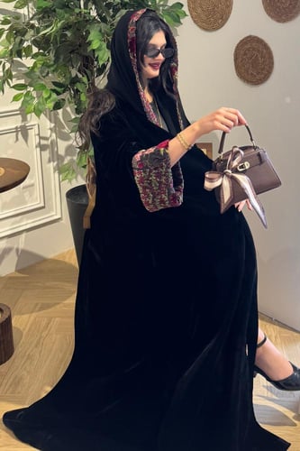 كريب أو مخمل مع كم بورود مخمل