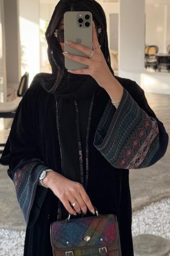 كريب أو مخمل كلوش بكم كشميري وطرحه بوجهين (فتنه)
