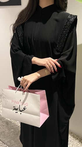 كريب ملكي بشت بتطريز يدوي على الكتف