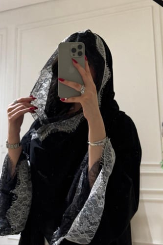 دانتيل أبيض وأسود على الأكمام